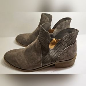 Women's size 7 and 1/2 ankle boot